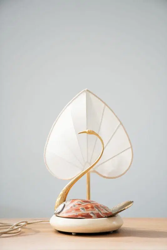 Stravagante Lampada da tavolo, Cigno, realizzata in acciaio ed in rare conchiglie Nautilus, da Antonio Pavia 1970