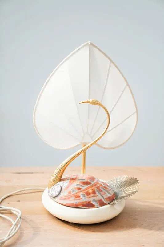 Stravagante Lampada da tavolo, Cigno, realizzata in acciaio ed in rare conchiglie Nautilus, da Antonio Pavia 1970 - immagine 2