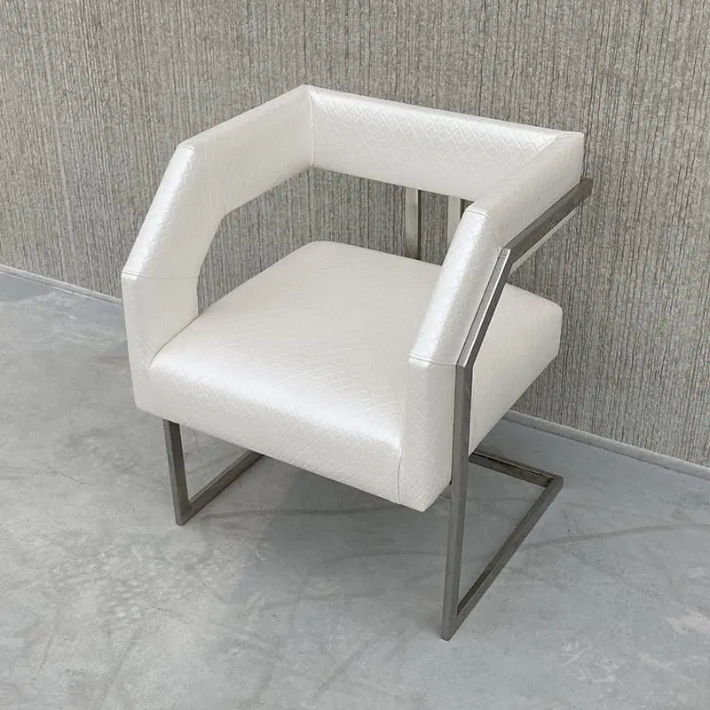 Poltroncina in ecopelle bianca