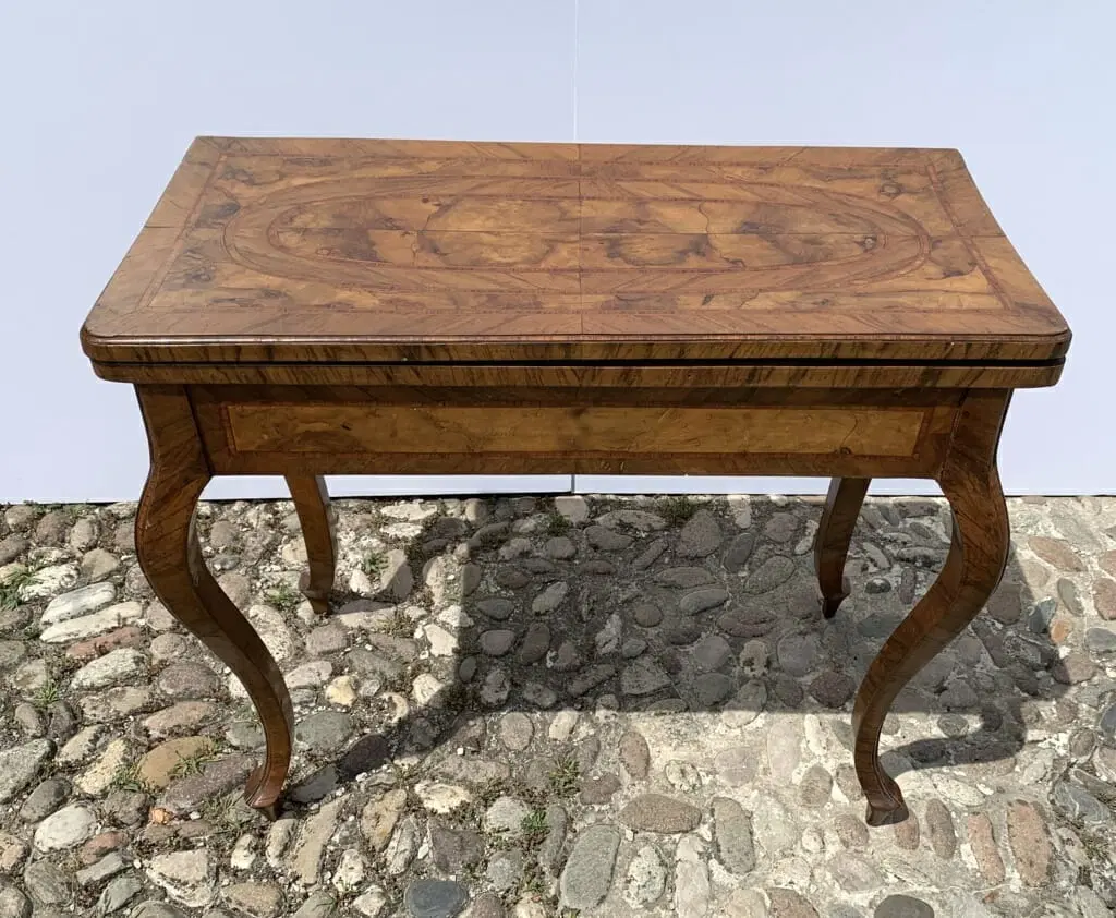 Tavolino da gioco lastronato in legno di ulivo. Toscana, XVIII secolo. - immagine 4