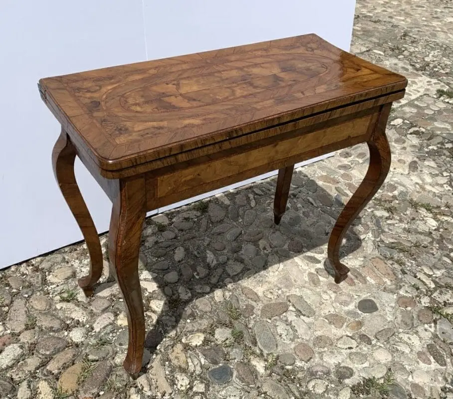 Tavolino da gioco lastronato in legno di ulivo. Toscana, XVIII secolo. - immagine 5